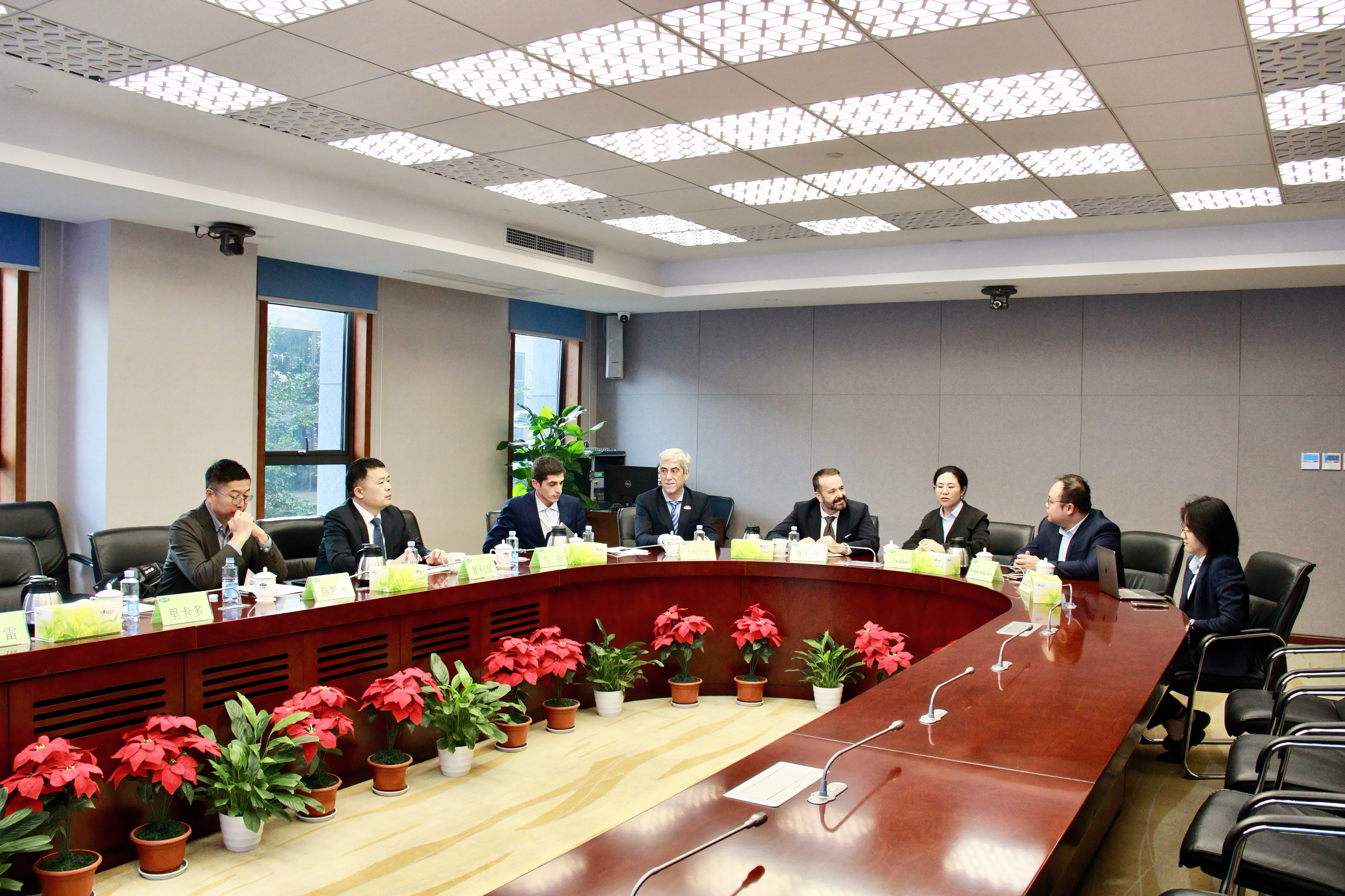 西班牙纳瓦拉自治区政府代表团到访厚普股份 共探合作新机遇